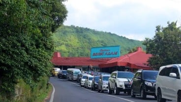 Lalu Lintas Menuju Puncak Bogor Padat, Polisi Terapkan One Way