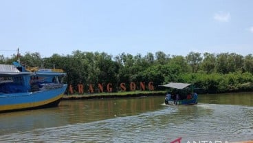 Libur Lebaran, Pantai Karangsong Indramayu Dipadati Pengunjung