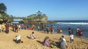 Gelombang Tinggi, BMKG Minta Warga Tak Berenang di Deretan Pantai Jawa