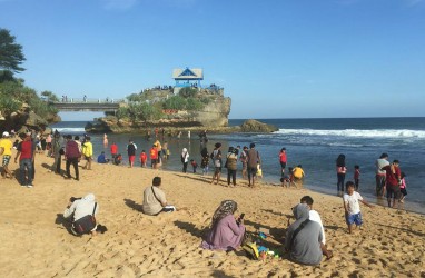 Gelombang Tinggi, BMKG Minta Warga Tak Berenang di Deretan Pantai Jawa