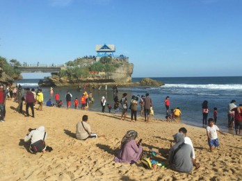 Gelombang Tinggi, BMKG Minta Warga Tak Berenang di Deretan Pantai Jawa