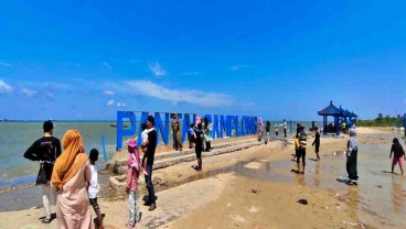 Lebaran Hari Ketiga, Pantai Camplong Madura Banjir Pengunjung