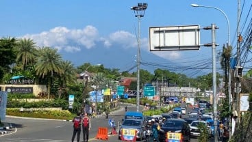 Arah Puncak Macet Total, One Way Tak Ampuh