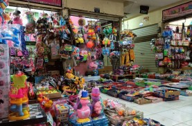 Libur Lebaran, Surga Mainan Anak-Anak Pasar Gembrong…
