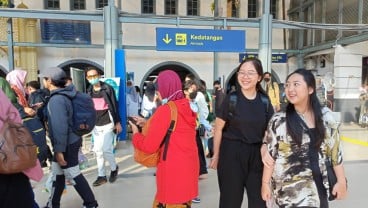 Arus Balik Dimulai, Stasiun Pasar Senen Ramai Kedatangan Pemudik