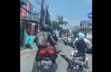 Viral di Twitter Hari Ini, Pria Berseragam Tentara Tendang Pengendara Motor di Jalan