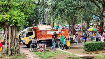 Pengunjung Membludak saat Libur Lebaran, Ragunan Kerahkan 500 Petugas Kebersihan