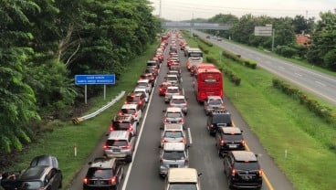 Tol Palikanci Macet, Dominasi Kendaraan dari Jabodetabek