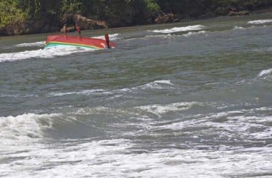 Perahu Wisata Terbalik di Pantai Pangandaran Usai Terkena Ombak, Satu Orang Tewas