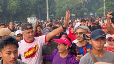 Ganjar Lari di GBK, Warga Jakarta Berebut Minta Foto