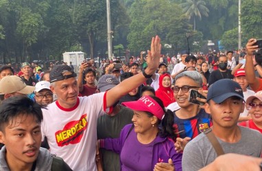 Ganjar Lari di GBK, Warga Jakarta Berebut Minta Foto