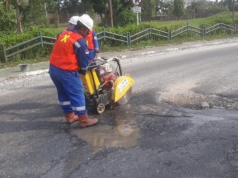 Demi Kelancaran Berkendara, PHR Perbaiki Jalan Berlubang di Rumbai