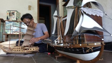 Warga Jatiluhur Ini Sulap Kayu Jati Bekas Jadi Miniatur Kapal Pinisi Berkelas