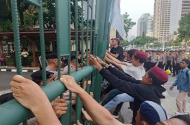 Hardiknas 2023: Cipayung Plus Demo, Bakar Ban hingga…