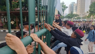 Hardiknas 2023: Cipayung Plus Demo, Bakar Ban hingga Goyang Pagar di Depan Kemenristekdikti