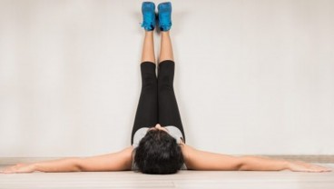 Ini Lho Manfaat Mengangkat Kaki ke Dinding Sebelum Tidur