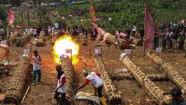 Foto-Foto Kemeriahan Tradisi Perang Meriam Karbit di Bogor