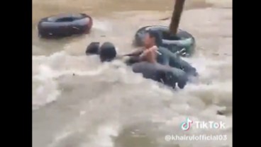 Hanya Bermodal Ban, Ini Momen Penyelamatan Orang Hanyut saat Banjir Bandang Sembahe