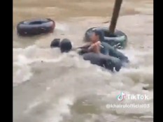 Hanya Bermodal Ban, Ini Momen Penyelamatan Orang Hanyut saat Banjir Bandang Sembahe
