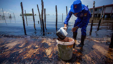 Tim Gabungan Bersihkan Limbah Minyak Hitam di Kawasan Pantai Melayu Batam