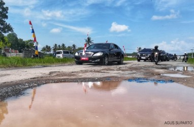 Duh, Mobil yang Ditumpangi Jokowi  Dikabarkan Sangkut di Jalan Rusak di Lampung