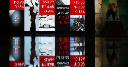 Karyawati beraktivitas di kantor PT Bursa Efek Indonesia (BEI) pada hari pertama perdagangan saham tahun 2023 di Jakarta, Senin (2/1/2023). Bisnis/Arief Hermawan P