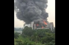 30 Mobil Damkar Dikerahkan Padamkan Kebakaran Pabrik…