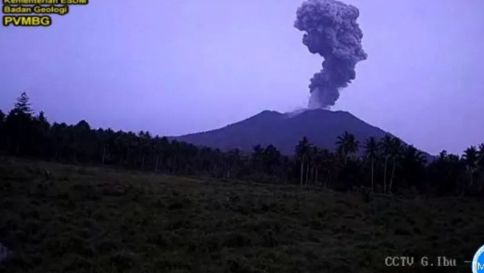 Dua Gunung Api di Maluku Utara Erupsi