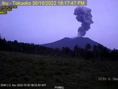 Dua Gunung Api di Maluku Utara Erupsi