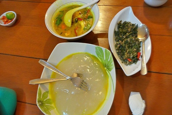 10 Makanan Khas Maluku, Mayoritas Terbuat Dari Sagu - papeda (wikimedia commons)