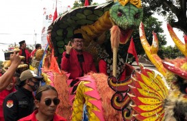 Bupati Cirebon Antarkan Bacaleg PDIP Daftar ke KPU