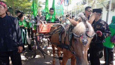 Bupati Sumedang Antar Bacaleg PPP ke KPU Naik Delman