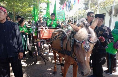 Bupati Sumedang Antar Bacaleg PPP ke KPU Naik Delman