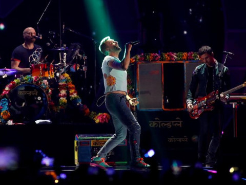 Salah satu aksi panggung Chris Martin di konser Coldplay/Reuters