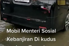 Viral, Mobil Toyota Alphard Mensos Risma Kebanjiran…