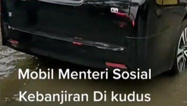 Viral, Mobil Toyota Alphard Mensos Risma Kebanjiran di Kudus