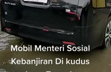 Viral, Mobil Toyota Alphard Mensos Risma Kebanjiran di Kudus