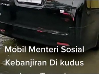 Viral, Mobil Toyota Alphard Mensos Risma Kebanjiran di Kudus