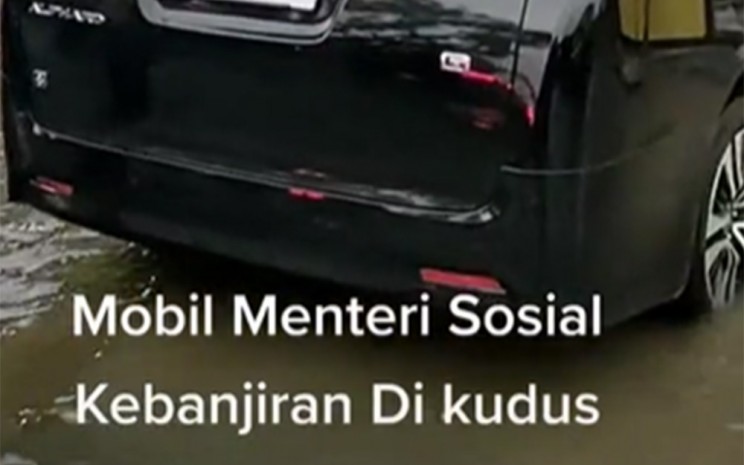 Beredar video viral mobil milik Menteri Sosial Tri Rismaharini kebanjiran di Kudus, Jawa Tengah.