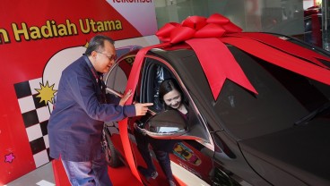 Ibu Rumah Tangga Dapat Hadiah Mobil Mercedes-Benz C200 Dari Telkomsel