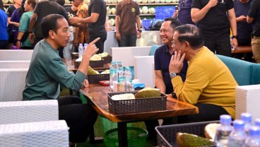 Rayakan Emas Sepak Bola Sea Games 2023, Jokowi Traktir Menterinya Makan Durian