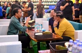 Rayakan Emas Sepak Bola Sea Games 2023, Jokowi Traktir Menterinya Makan Durian