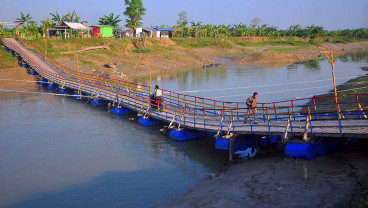 Jembatan Apung Berbayar di Kudus Jawa Tengah