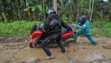 Jalan Penghubung ke Ibu Kota Kabupaten Tanjung Jabung Timur di Jambi Rusak Parah