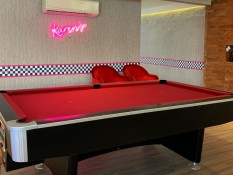 Gelar Dokternya Nggak Disebut, Pelanggan Ini Pukul Staf Karen's Diner Bali