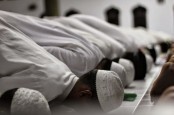 Bacaan Sholat 5 Waktu Lengkap dari Niat Hingga Salam