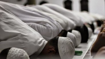 Bacaan Sholat 5 Waktu Lengkap dari Niat Hingga Salam