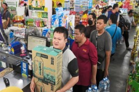Malaysia Panic Buying Air Mineral, Warga Adu Mulut…