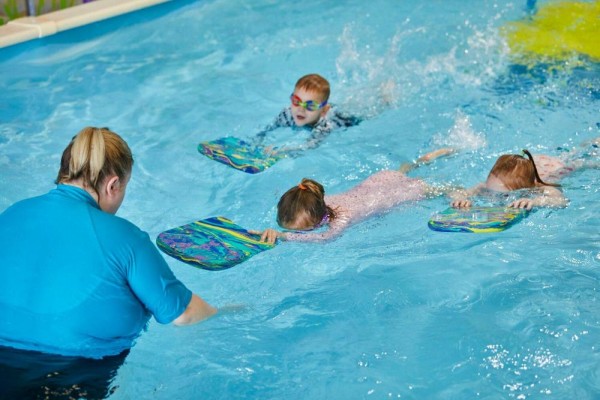 Anak-anak sedang belajar berenang/Swim School