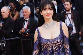 Raline Shah Pakai Kebaya Mewah di Cannes Film Festival…